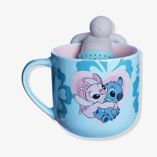 CANECA COM INFUSOR STITCH NAMORADOS 